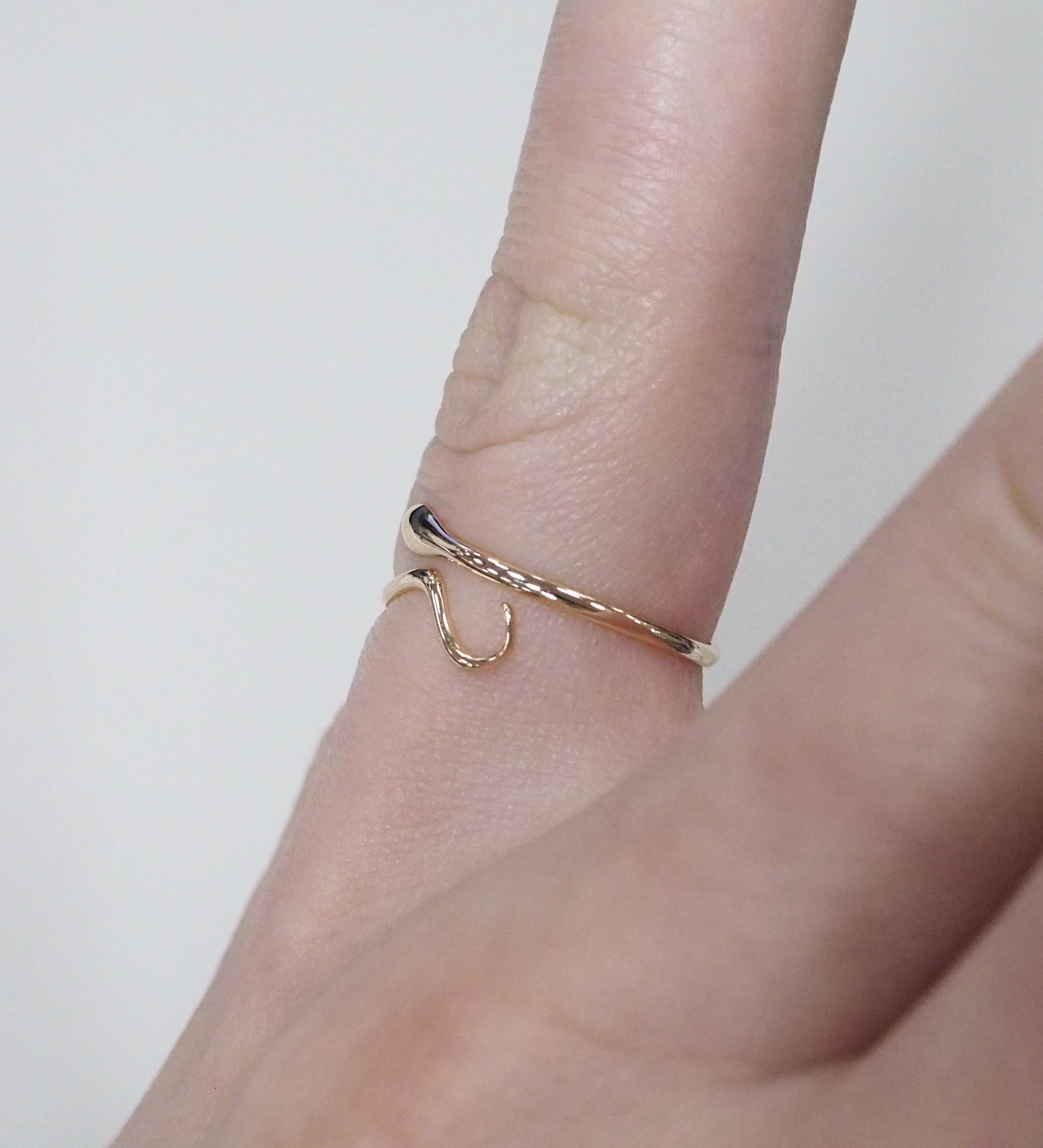 Незамкнутое кольцо из золота "Змея"